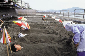 Para quem quer relaxar, Kagoshima oferece um programa especial: se enterrar na areia. Aquecida pelas fontes termais subterrâneas, esta areia escura é conhecida por suas propriedades terapêuticas, indicada para problemas gastrointestinais, nevralgias e disfunções femininas